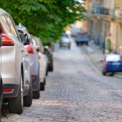 city-traffic-with-cars-parked-in-line-on-street-si-2026-01-06-10-37-41-utc